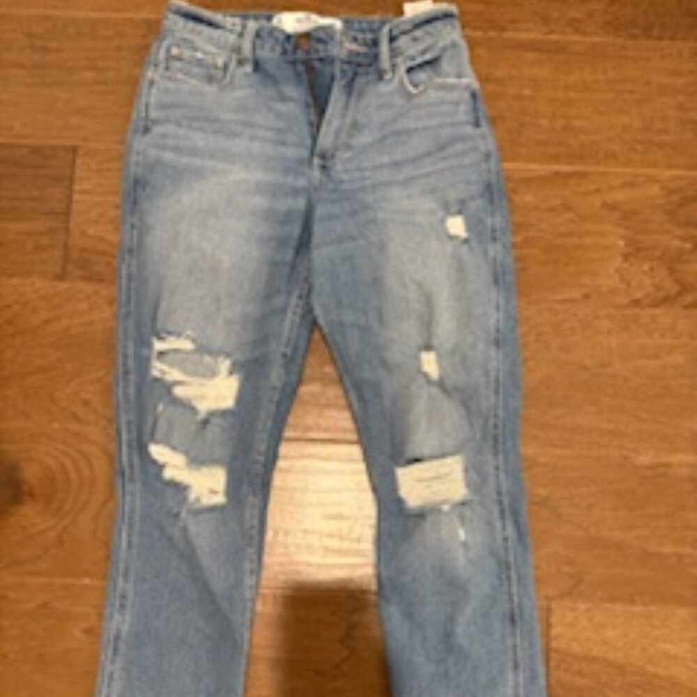 Hollister California Curvy High-Rise Mom Jeans – Vintage Stretch Ripped Denim